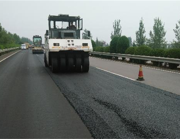 Stark durchlässiger Asphaltbeton - Bauausführung