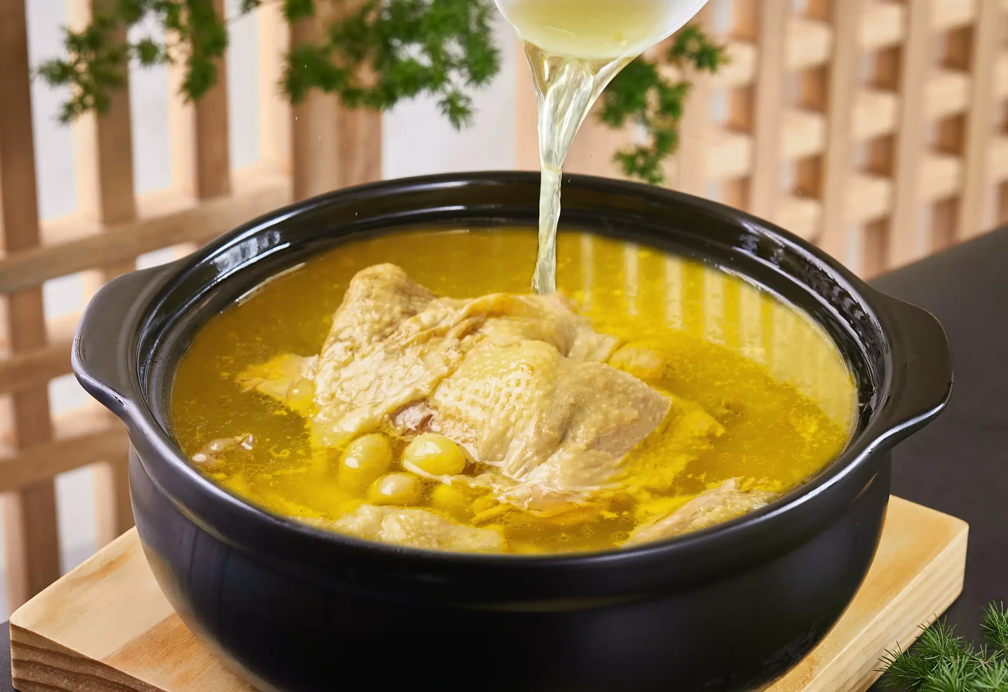 Geschmortes Freilandhuhn mit Ginkgonüssen