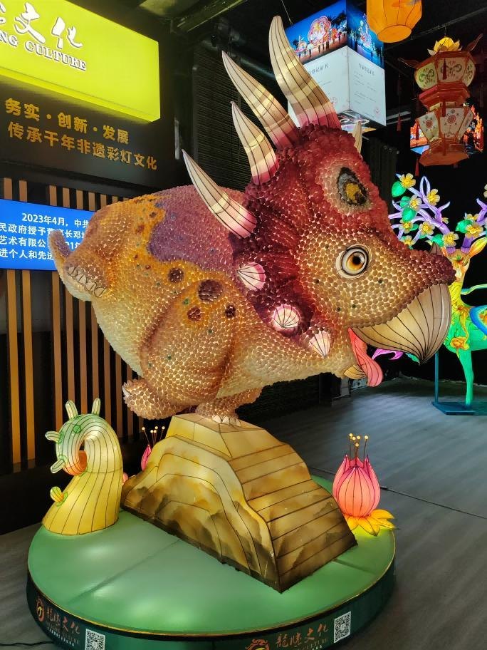Dino-Lichtinstallation (Seidenkokon-Handwerk)