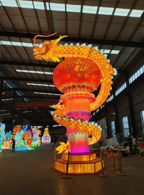 Lichtinstallation „Drache umschlingt die Säule“